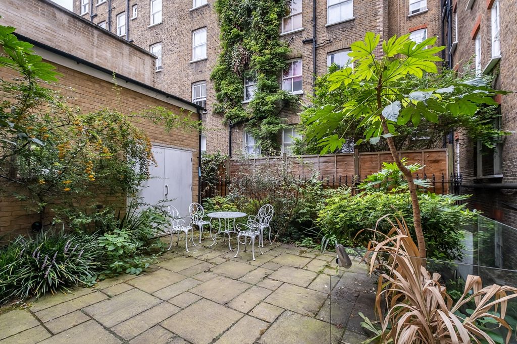 Property photo 2 of 12 Communal Gardens