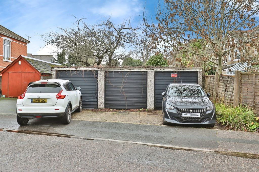 Property photo 2 of 17