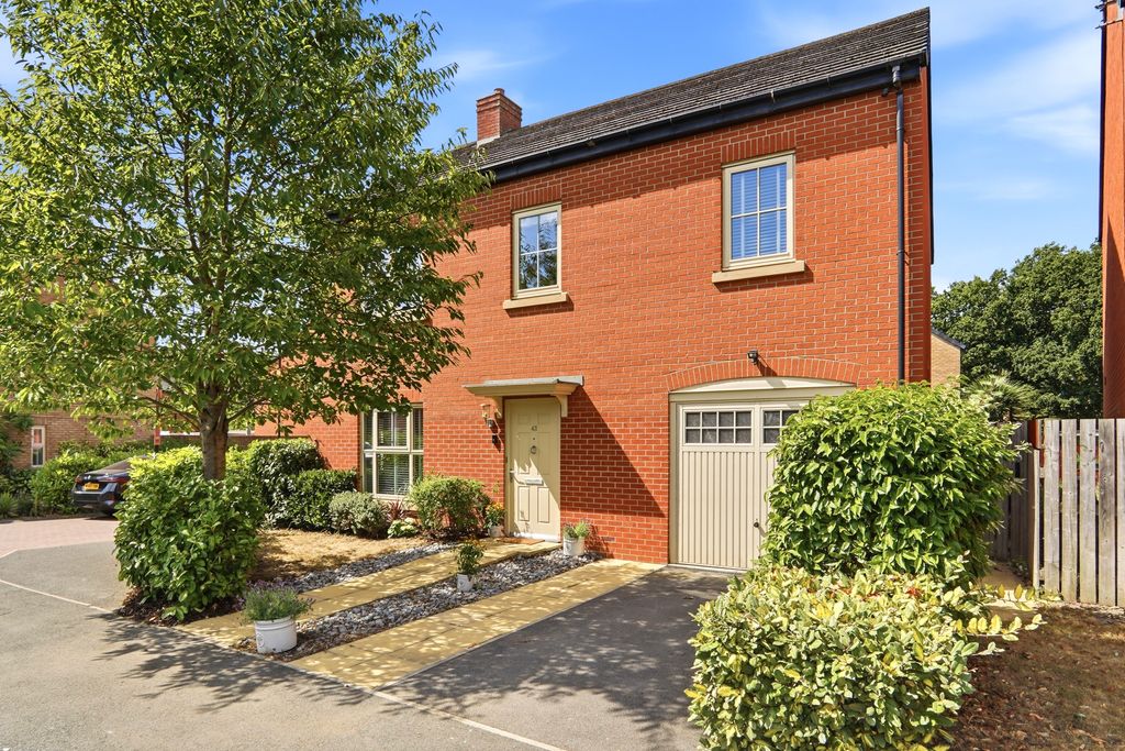 Property photo 1 of 37 Img006