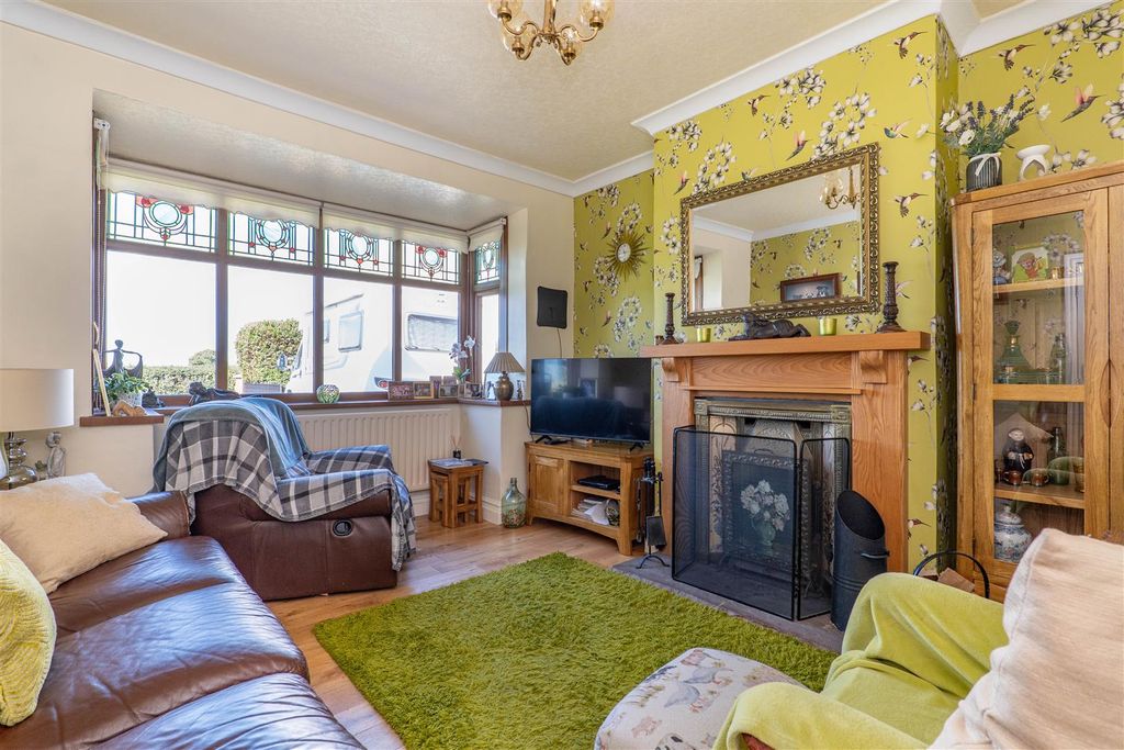 Property photo 2 of 33 Lounge