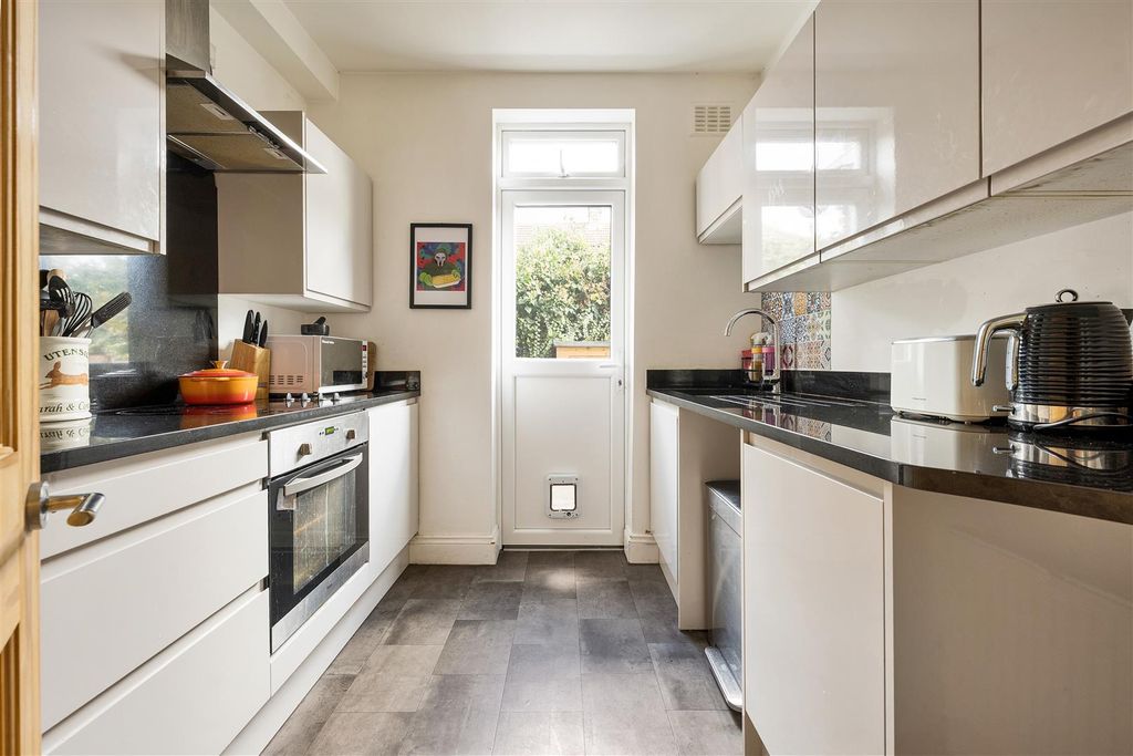 Property photo 3 of 23 Clementina Road, E10