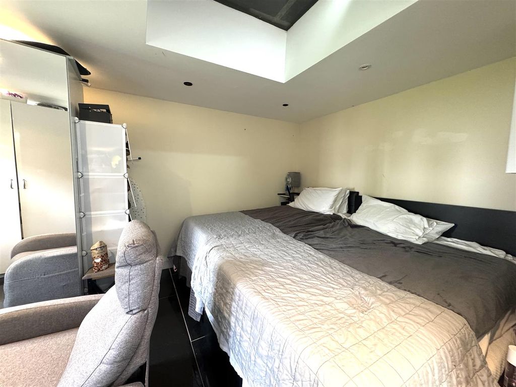 Property photo 3 of 7 Bedroom.Jpg