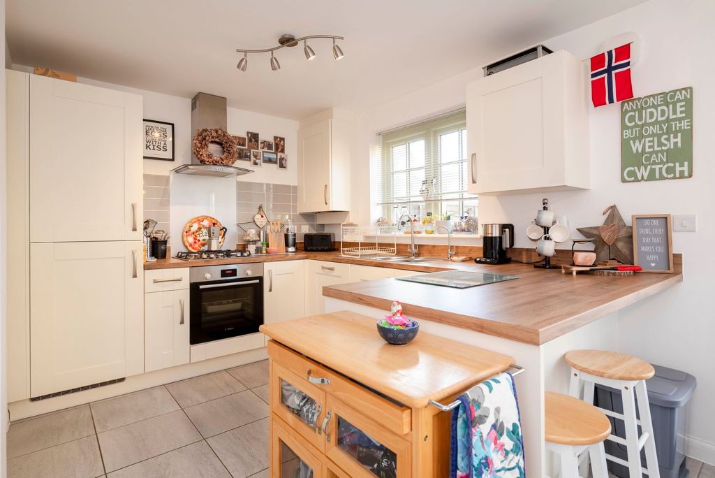 Property photo 2 of 21 Kitchen