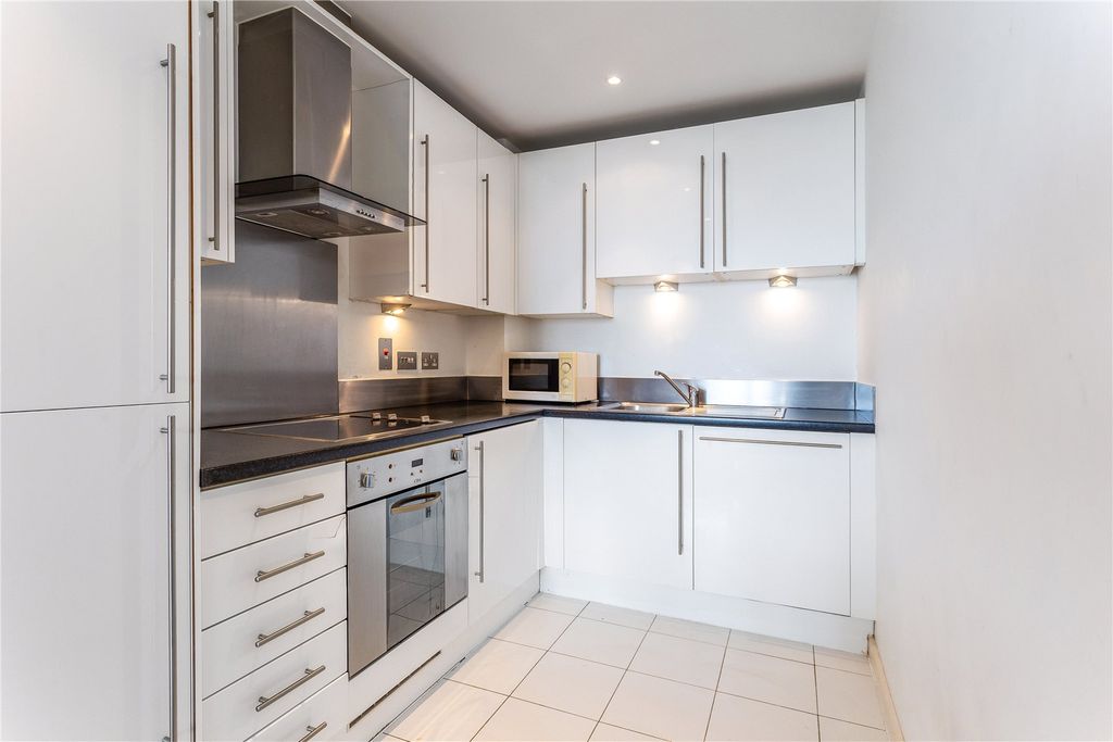 Property photo 3 of 11 Kitchen