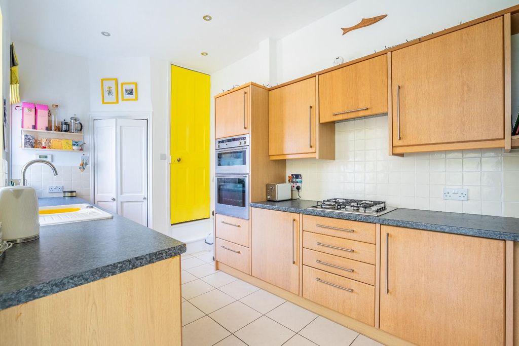 Property photo 3 of 20 Kitchen
