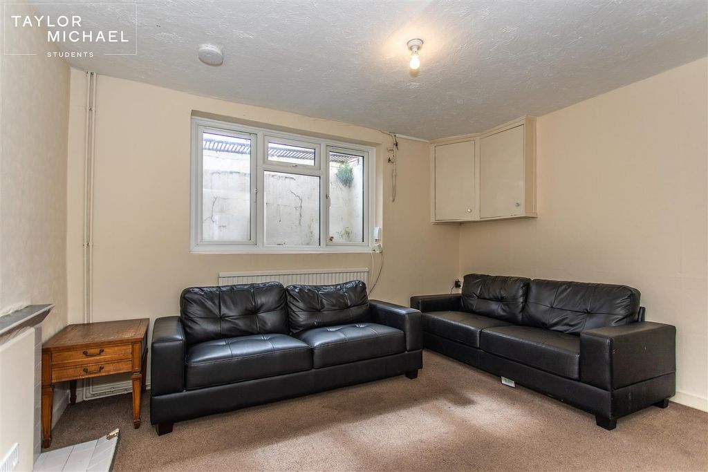 Property photo 1 of 17 Livingroom