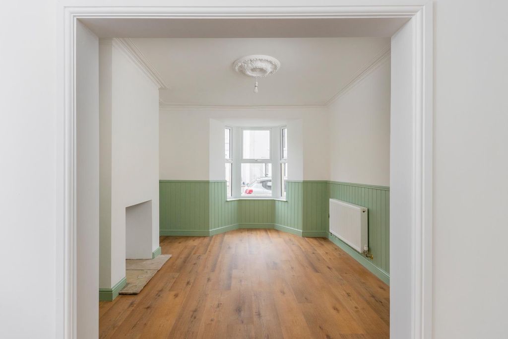 Property photo 3 of 24 0S9Ssg - Living Room E.Jpg