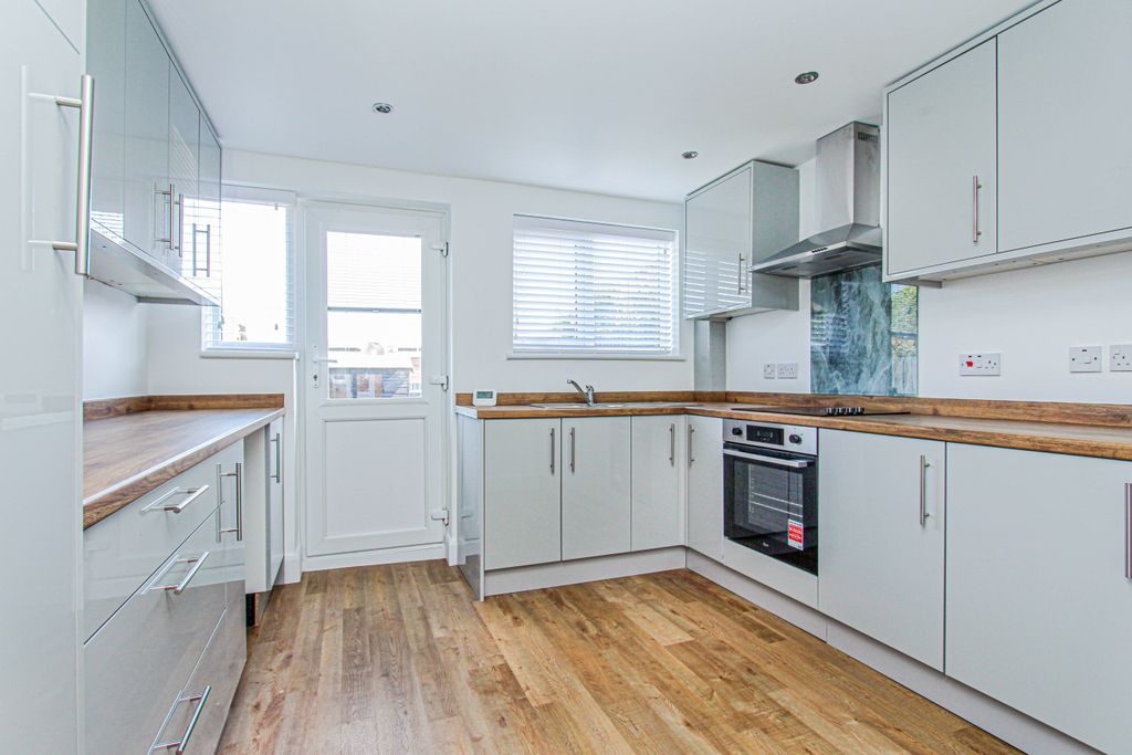 Property photo 2 of 10 Kitchen