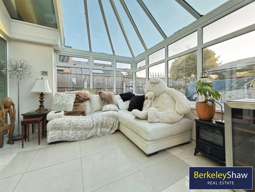 Property photo 3 of 18 Conservatory