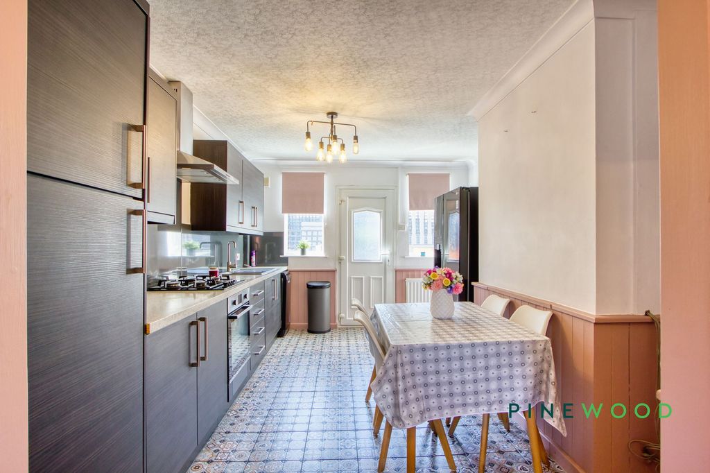 Property photo 3 of 29 Kitchen / Diner