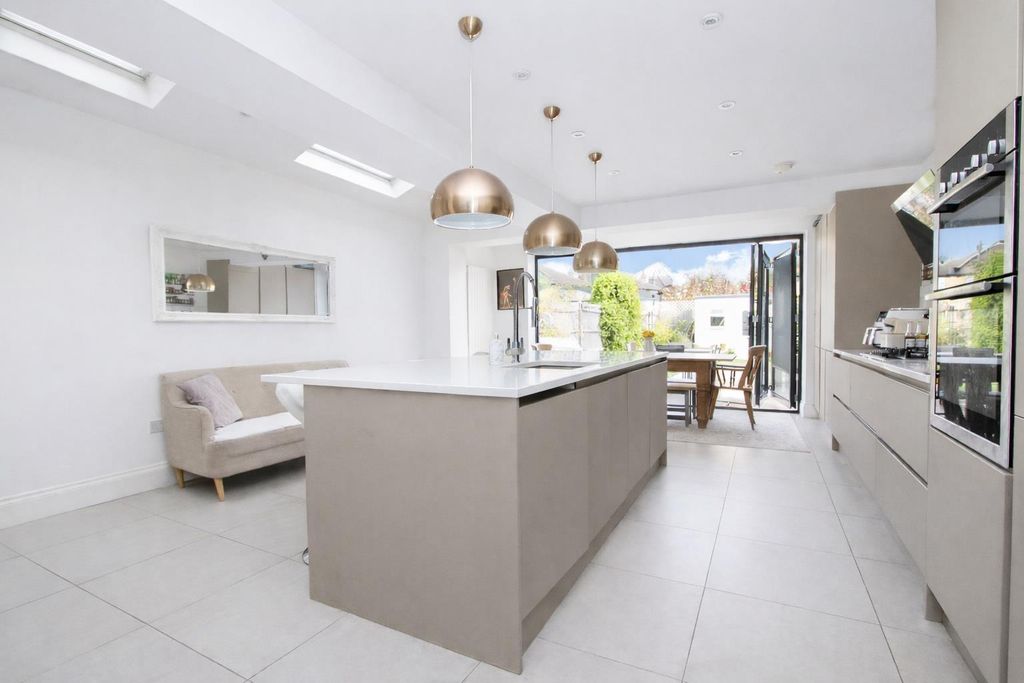 Property photo 2 of 25 Kitchen1