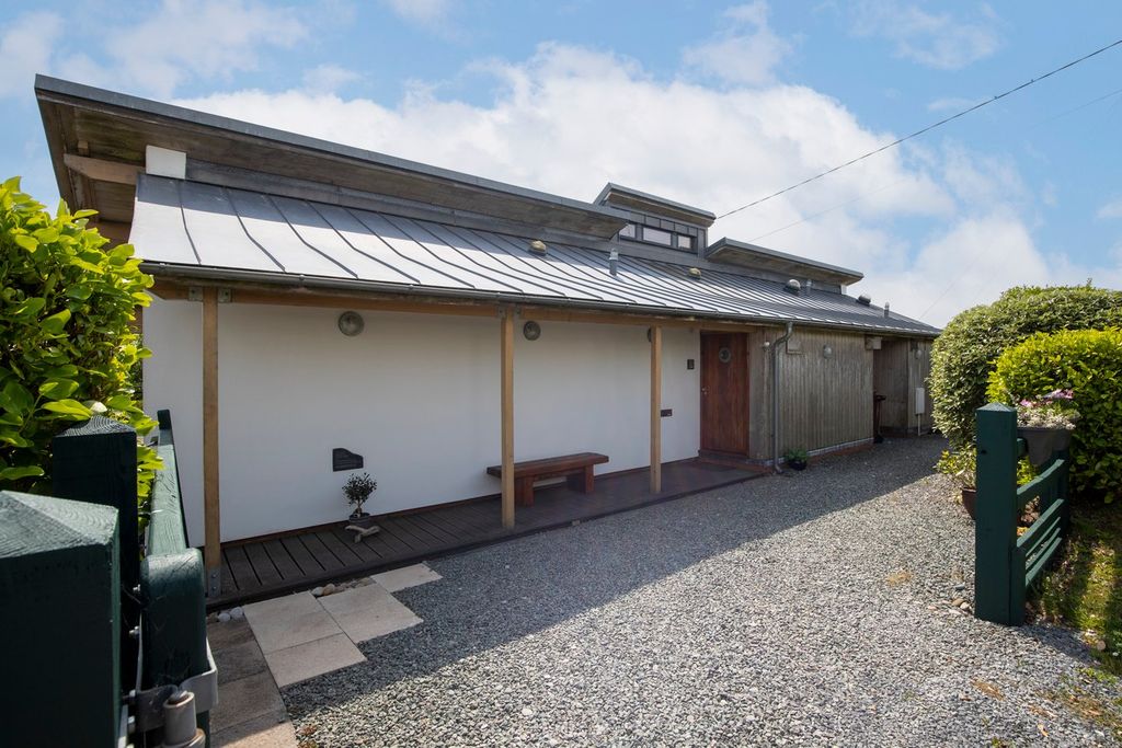 Property photo 1 of 32