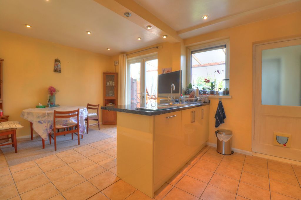 Property photo 3 of 25 Kitchen/Diner