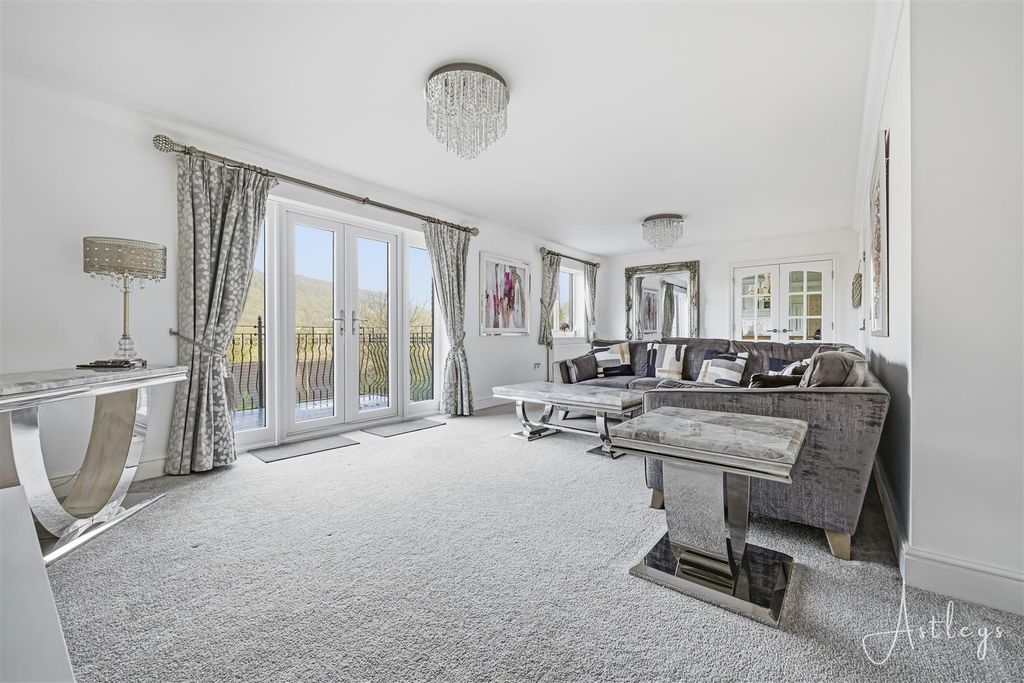 Property photo 2 of 46 Living Room