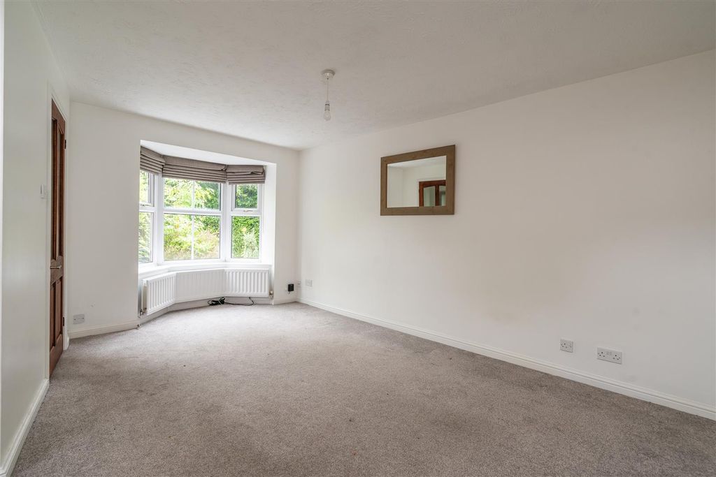 Property photo 3 of 14 12 Oakwood Croft, Solihull, B91 3Gt_8.Jpg