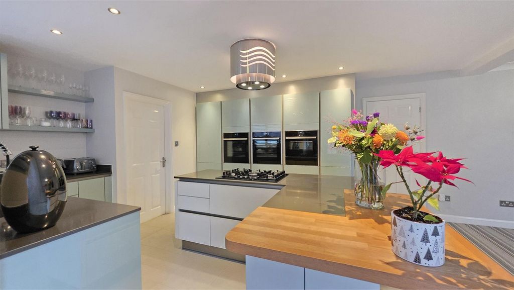 Property photo 2 of 28