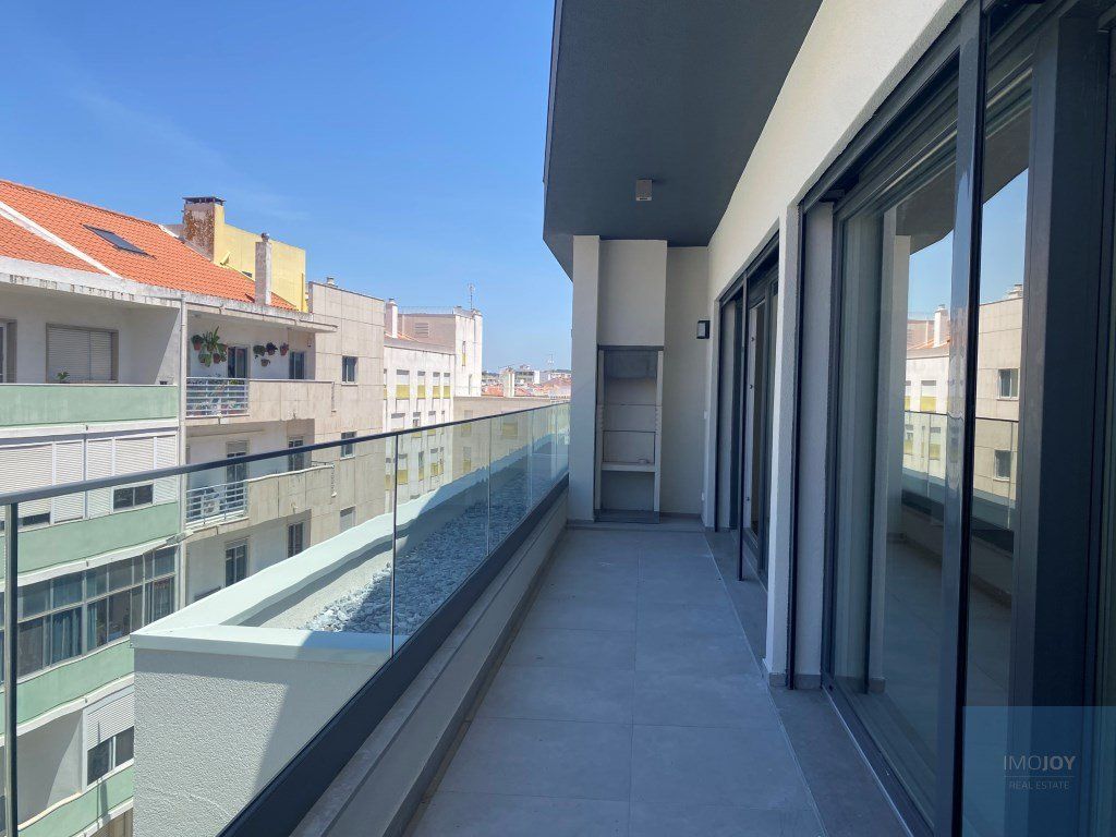Property photo 1 of 35 4 Bedroom Flat In Cacilhas