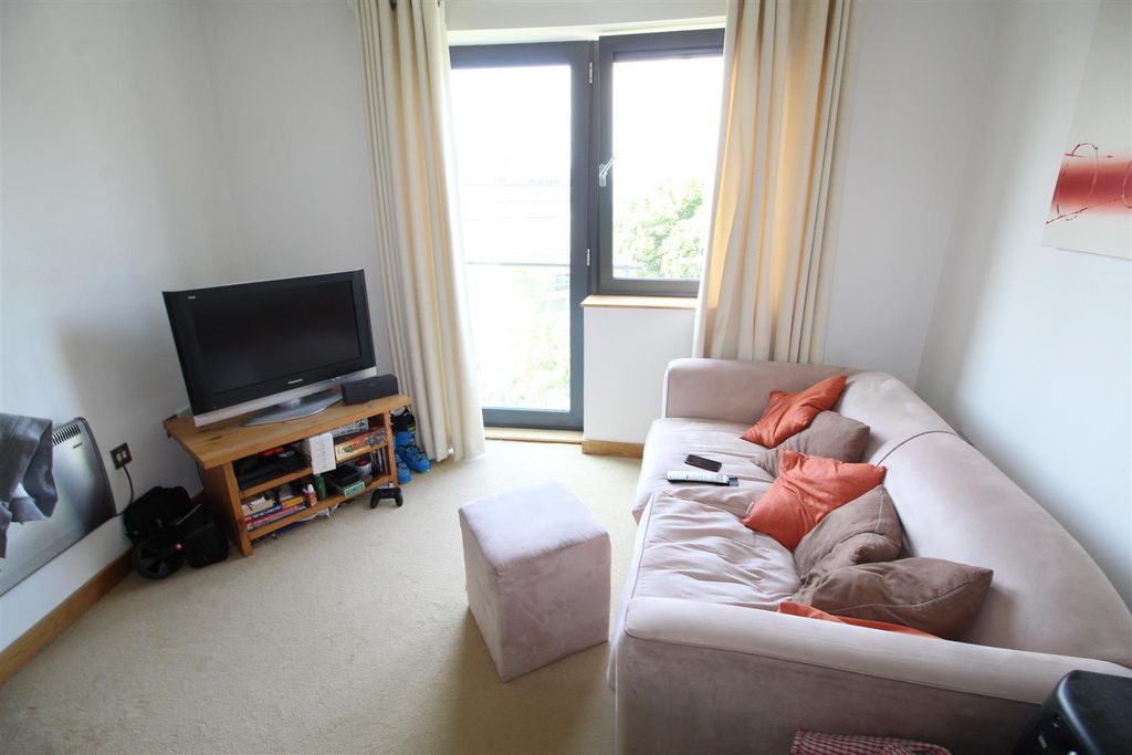 Property photo 3 of 8 Open Plan Lounge/Kitchen