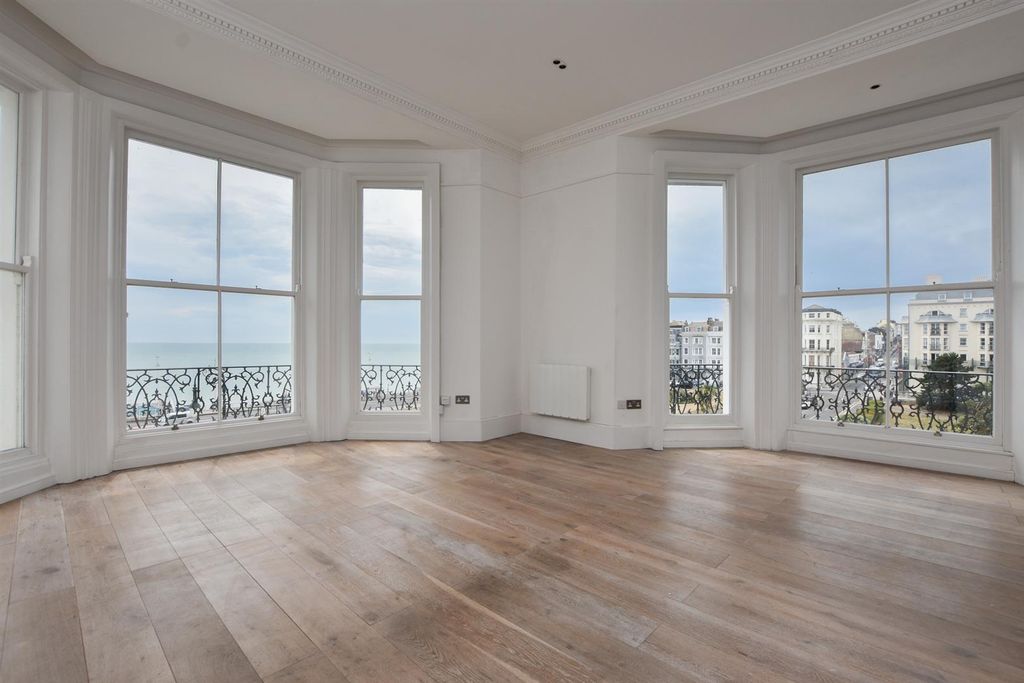 Property photo 1 of 18 Living Space
