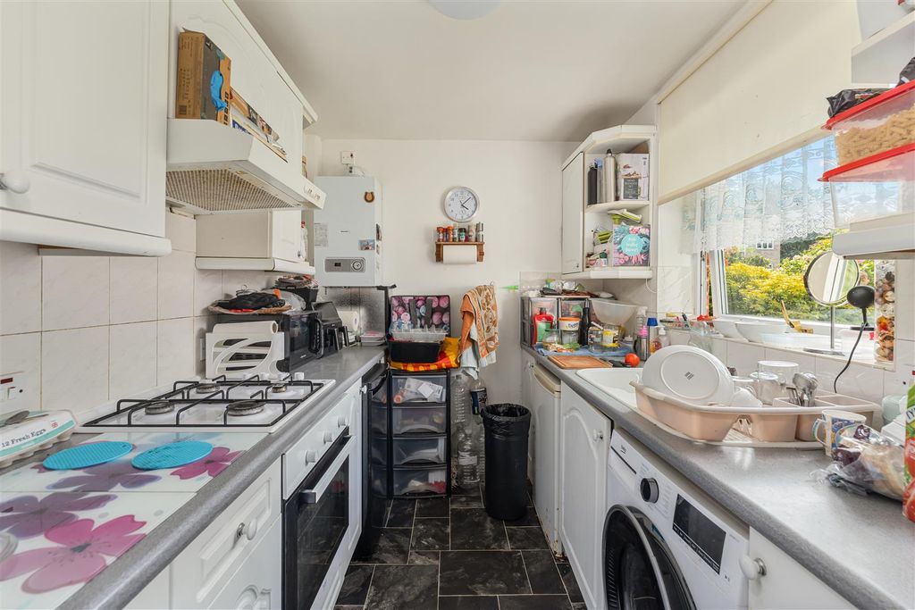 Property photo 3 of 9 18 Lodge Close, Banbury-7.Jpg