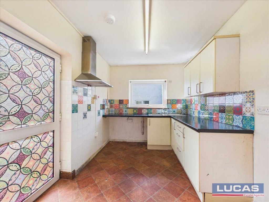 Property photo 3 of 9 Kitchen