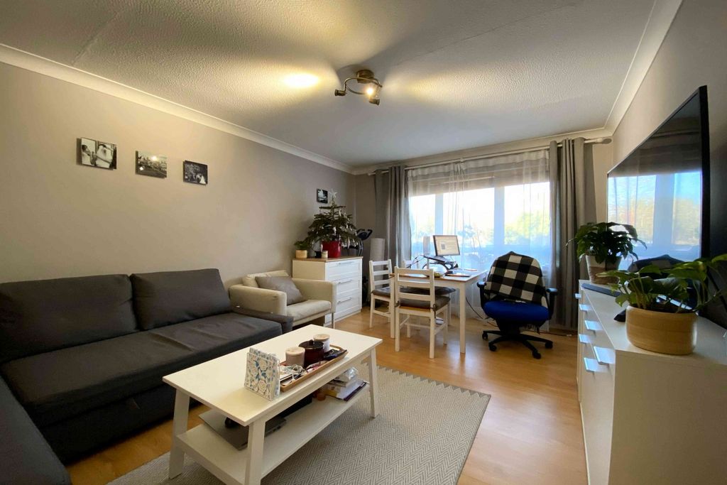 Property photo 2 of 5 Living Room