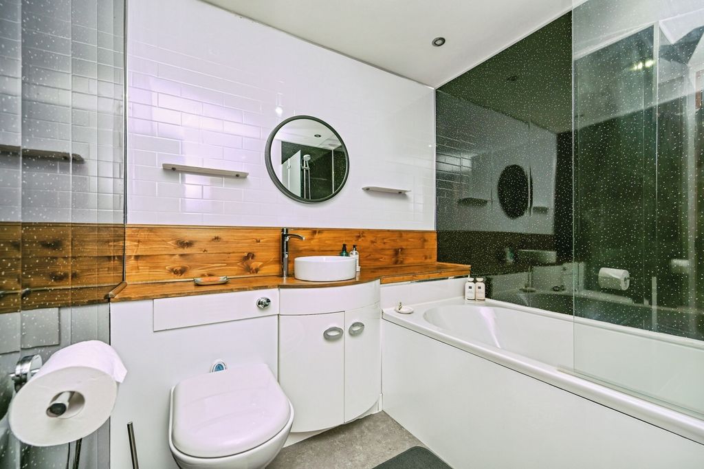 Property photo 3 of 8 Bathroom