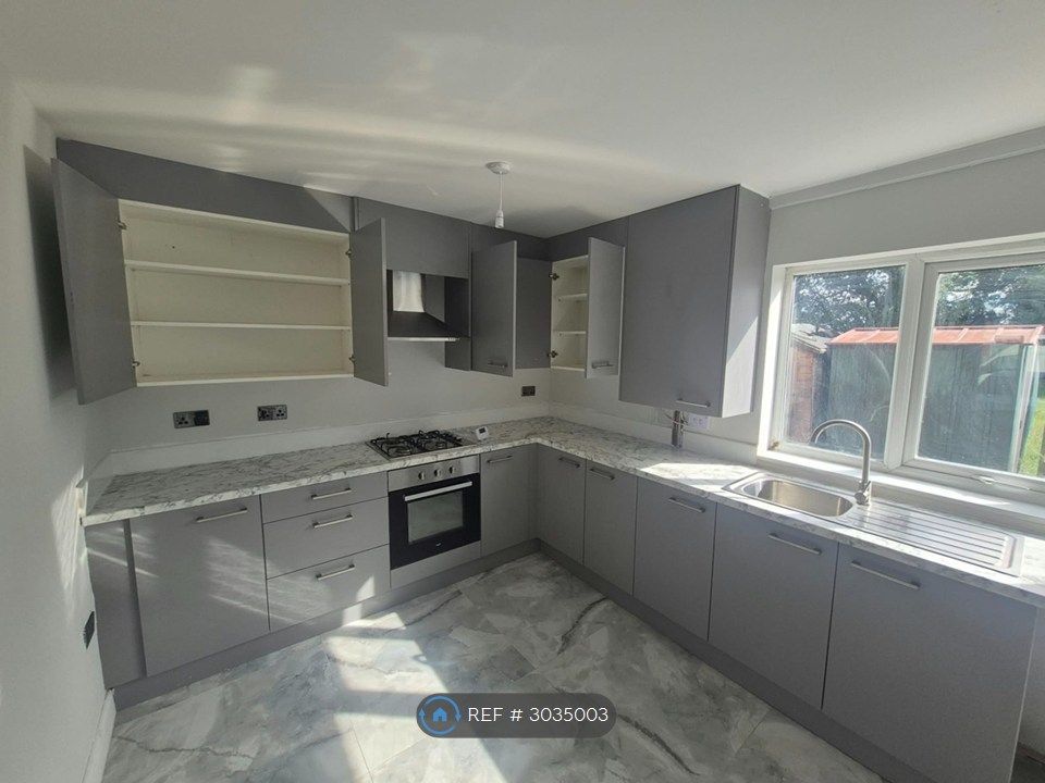 Property photo 2 of 11 Kitchen