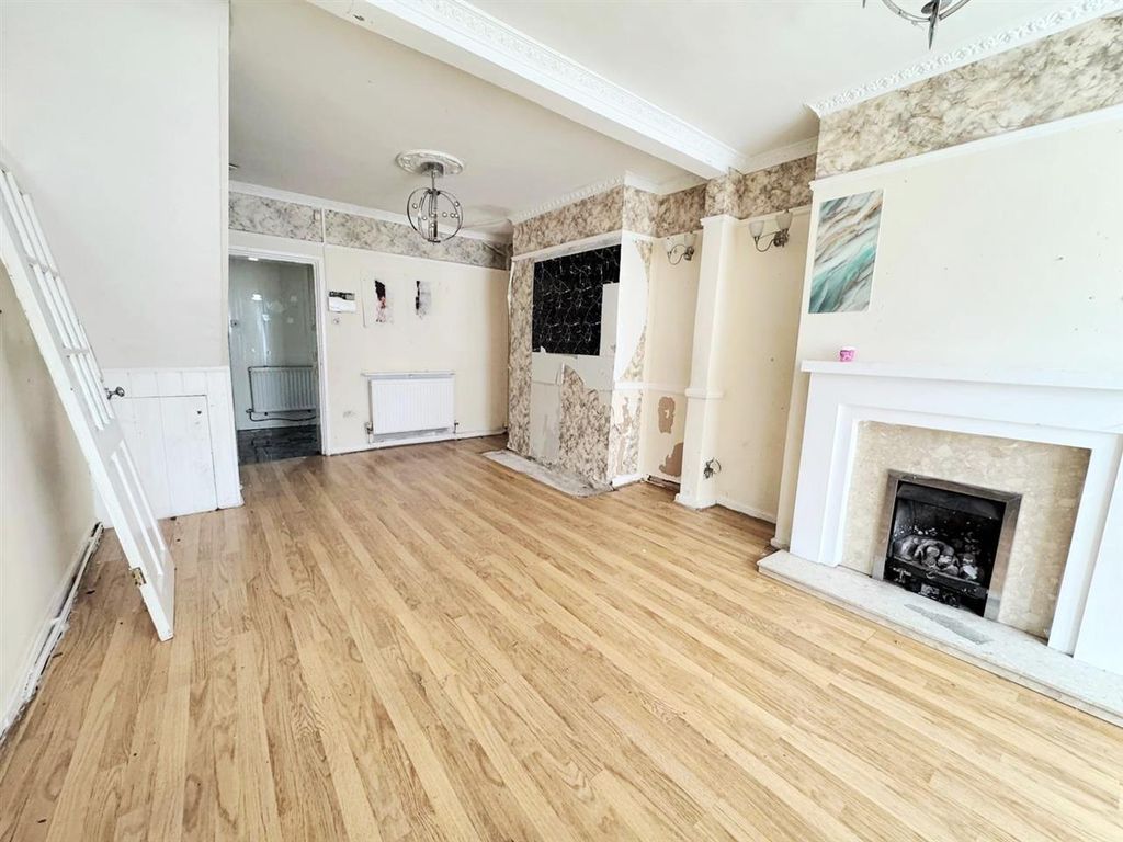 Property photo 3 of 10 Through Lounge