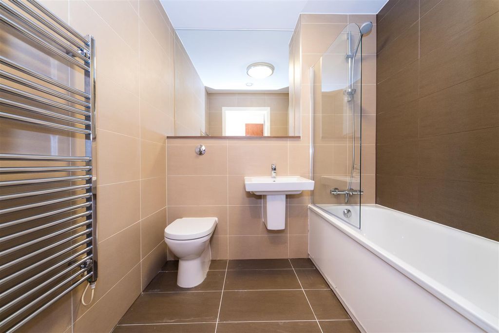 Property photo 2 of 15 Bathroom