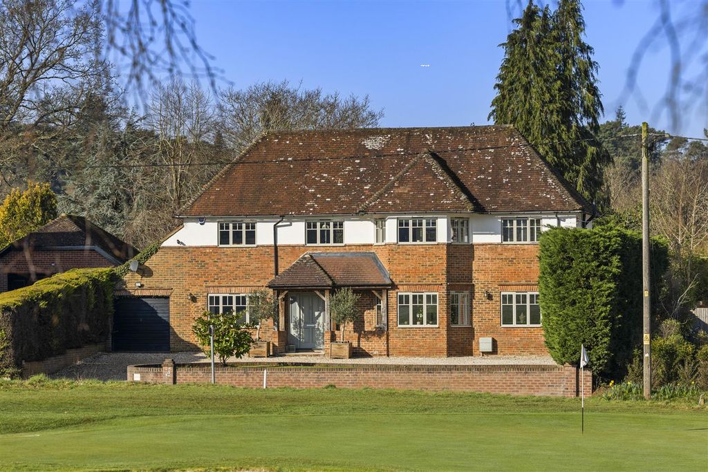 Property photo 1 of 55 Haycorns Blighton Lane The Sands Farnham Gu10 1Pu-