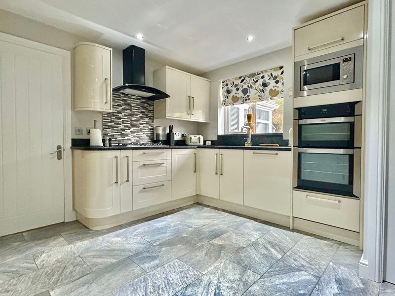 Property photo 2 of 21 Breakfast Kitchen