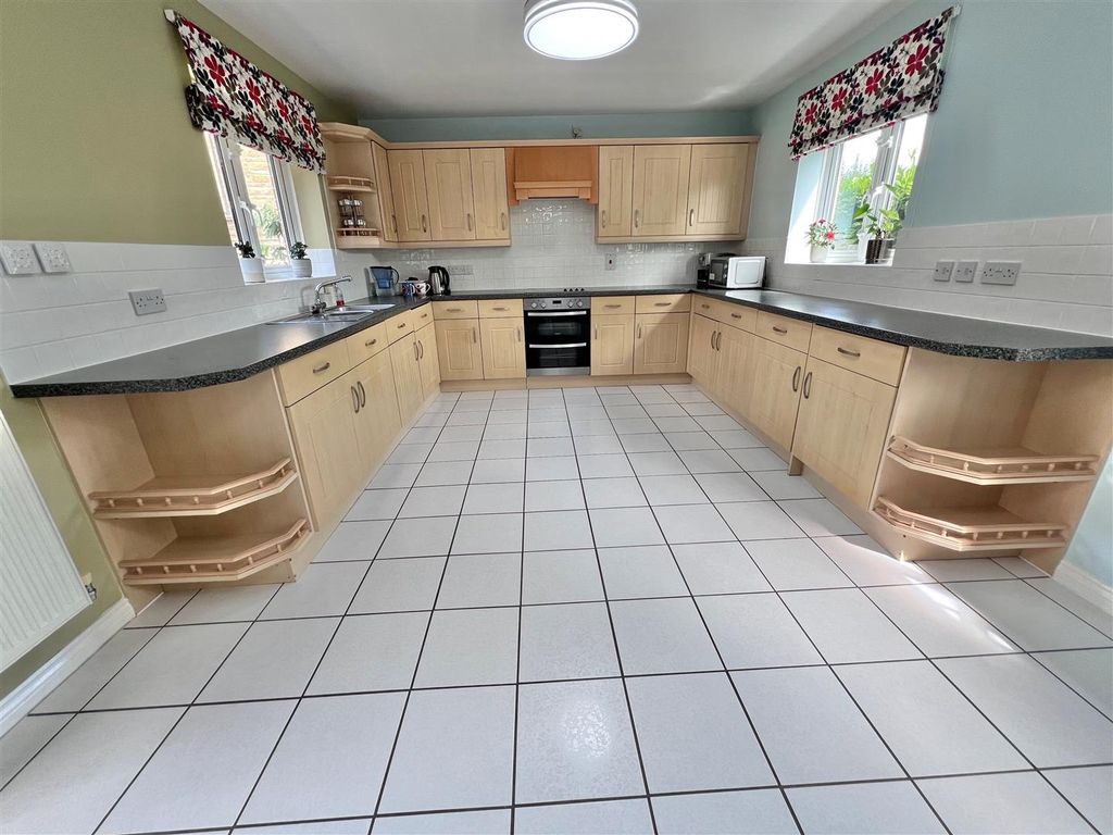 Property photo 2 of 16 Kitchen 3.Jpg
