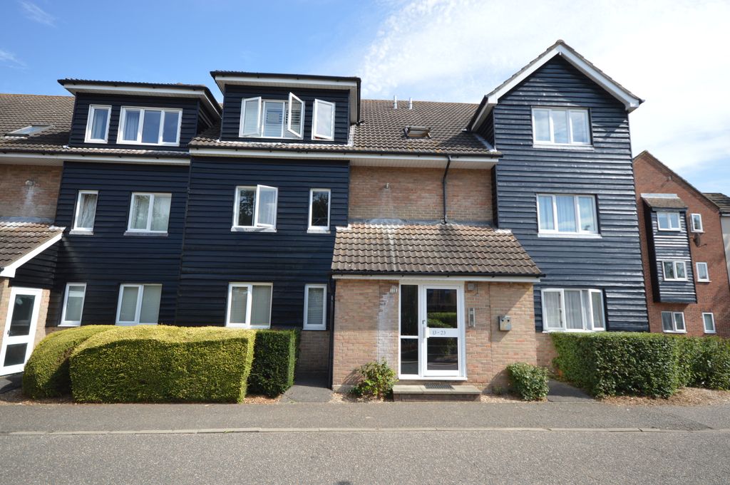 Property photo 1 of 17 Brooklands Walk, Chelmsford CM2 9Bh