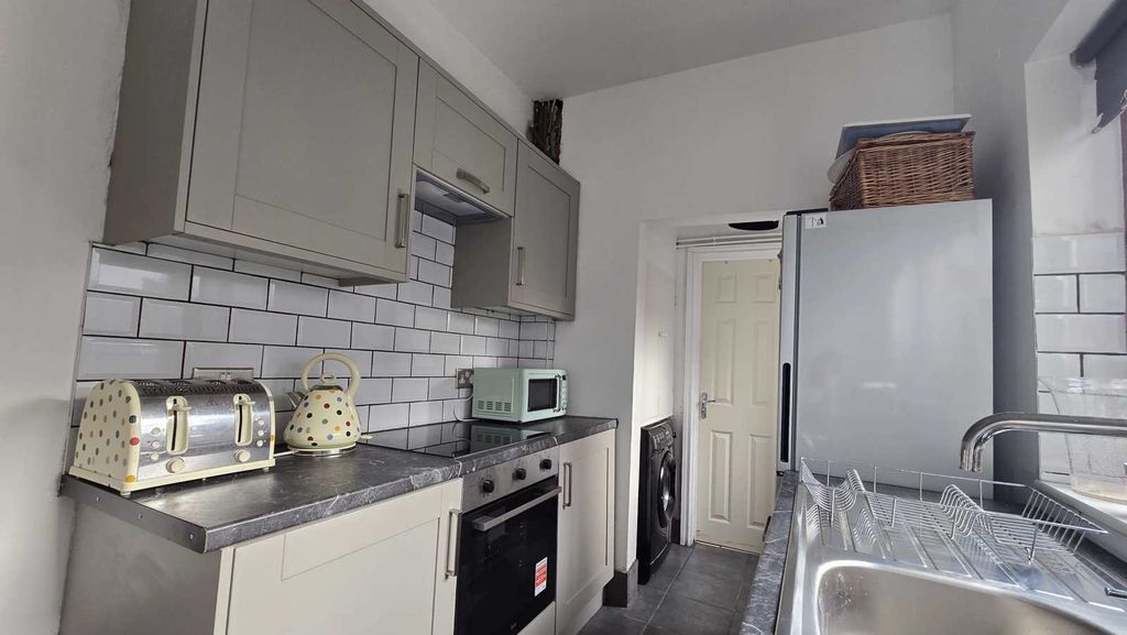 Property photo 2 of 8 Kitchen