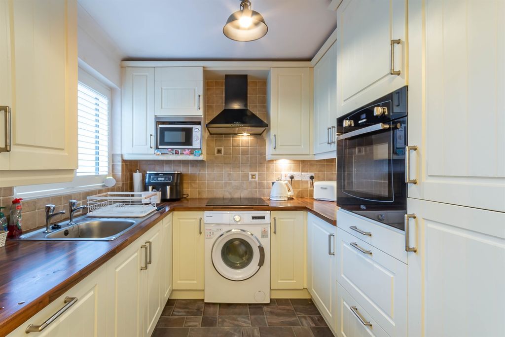 Property photo 2 of 12 Kitchen