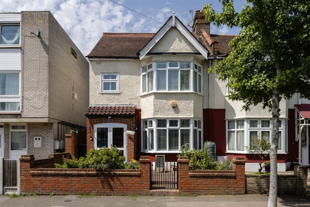Property photo 1 of 35 Forest View Road, E17