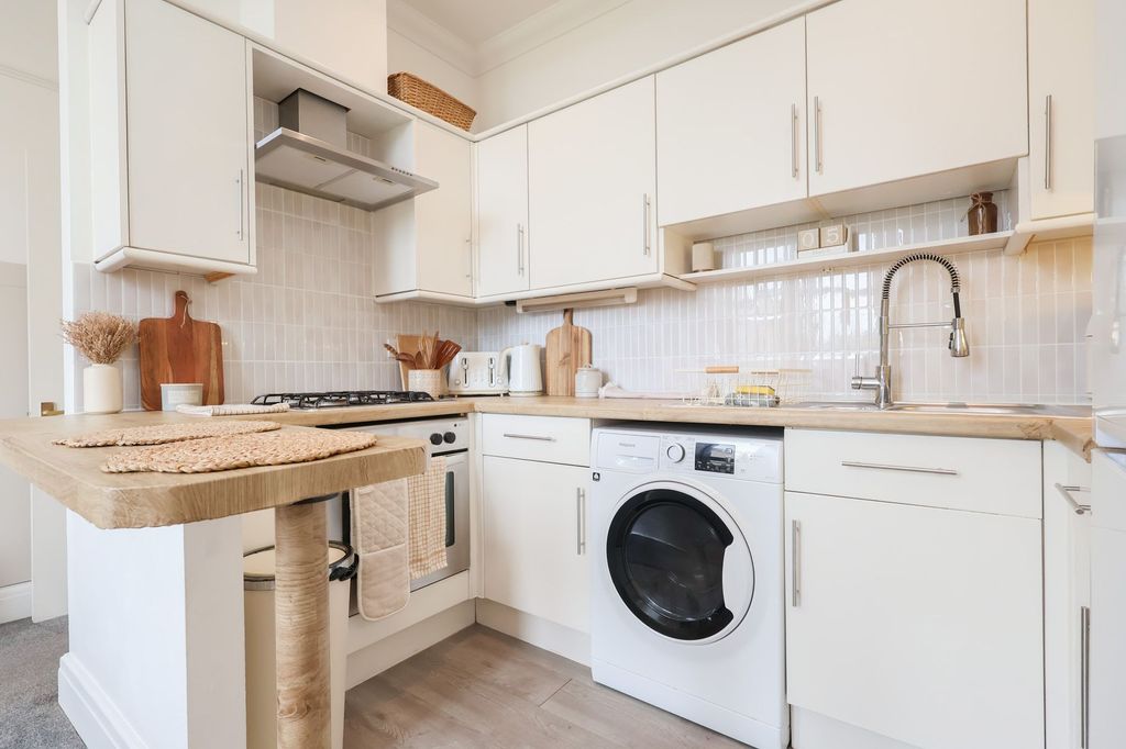 Property photo 3 of 19 Kitchen