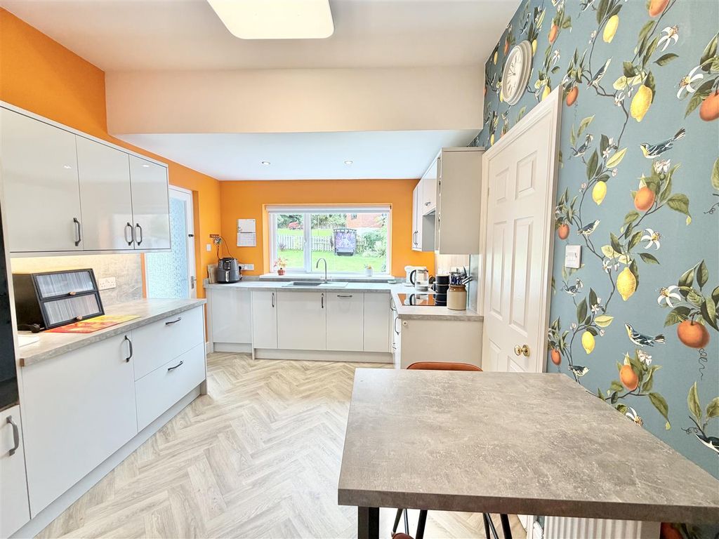 Property photo 2 of 31 Breakfast Kitchen