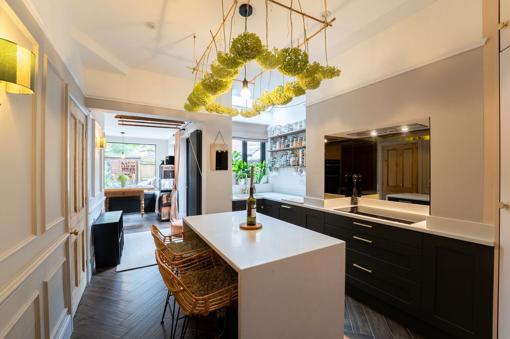 Property photo 2 of 10 Kitchen