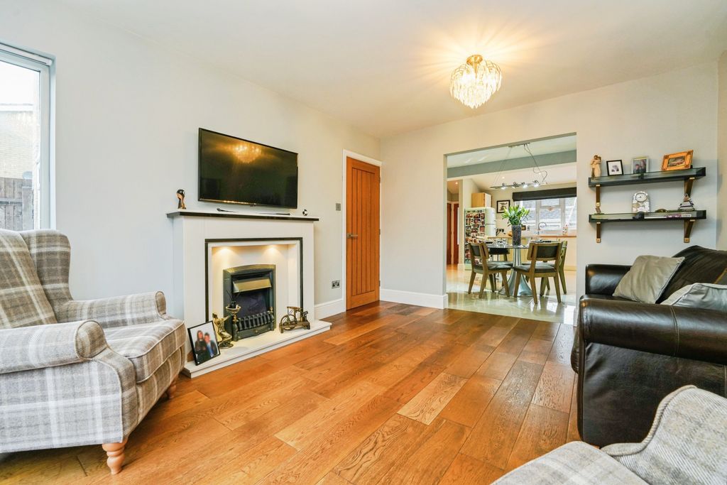 Property photo 3 of 19 Lounge