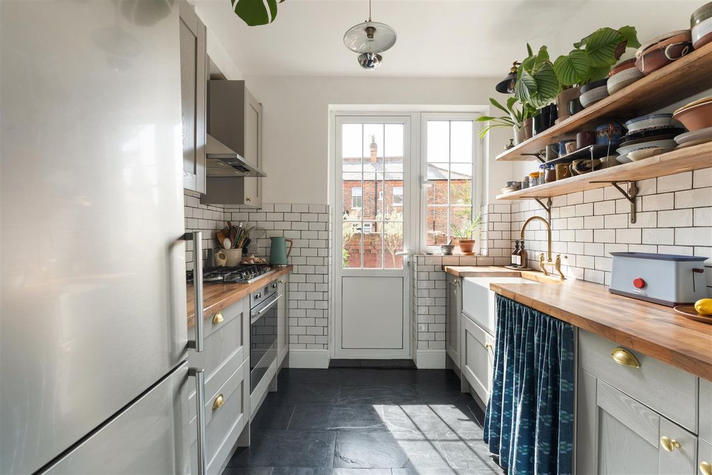 Property photo 3 of 34 Markhouse Road, E17
