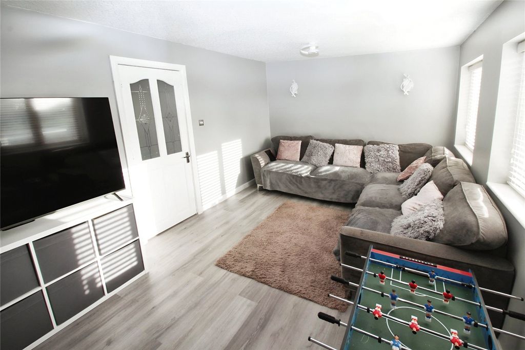 Property photo 2 of 16 Living Room
