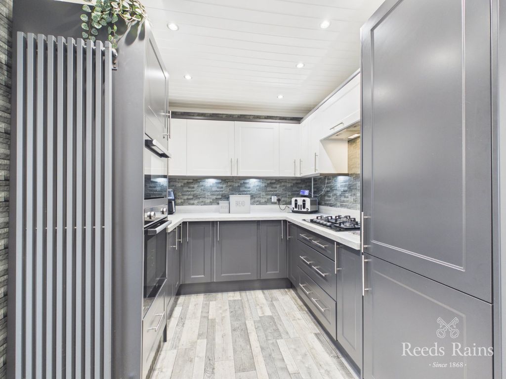 Property photo 3 of 27 Breakfast Kitchen
