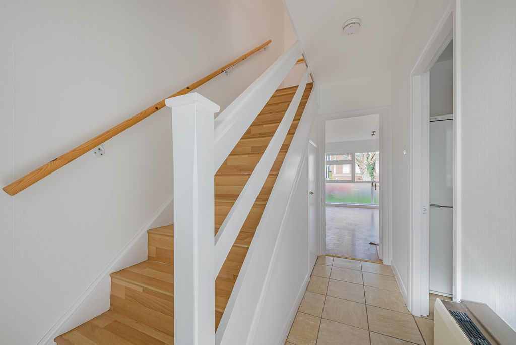 Property photo 2 of 16 Hallway