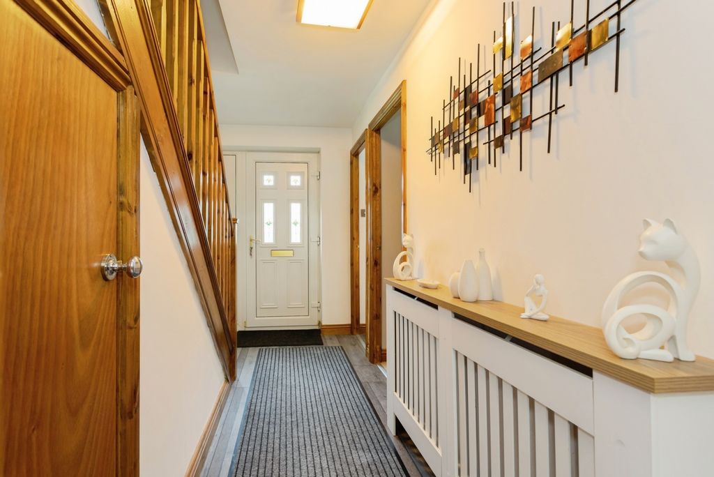 Property photo 2 of 21 Entrance Hallway