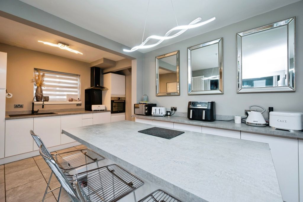 Property photo 3 of 18 Kitchen