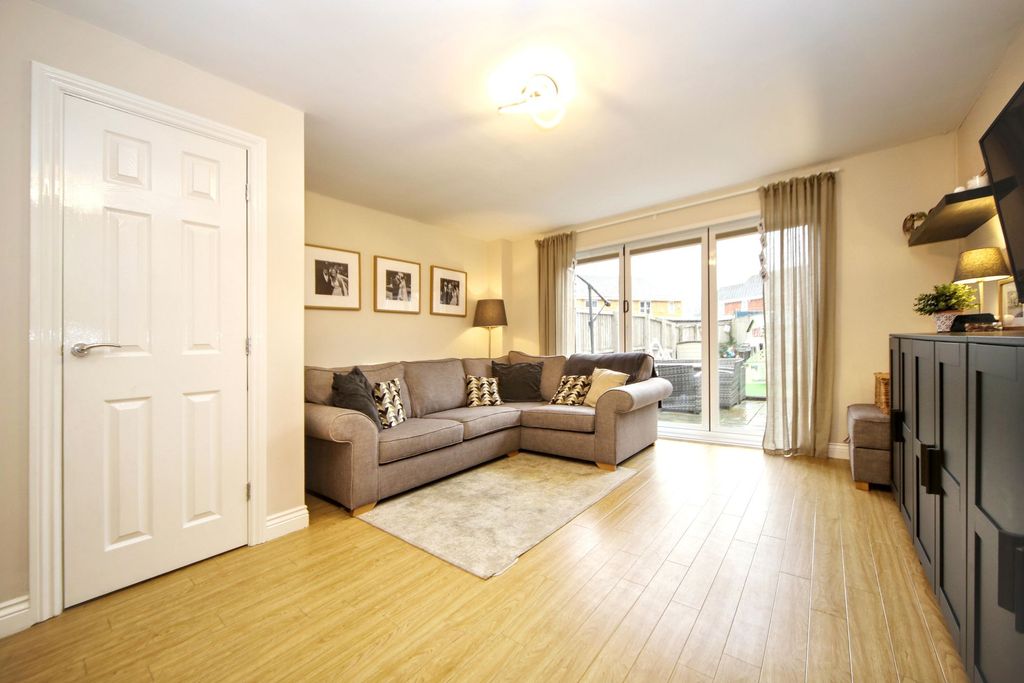 Property photo 2 of 25