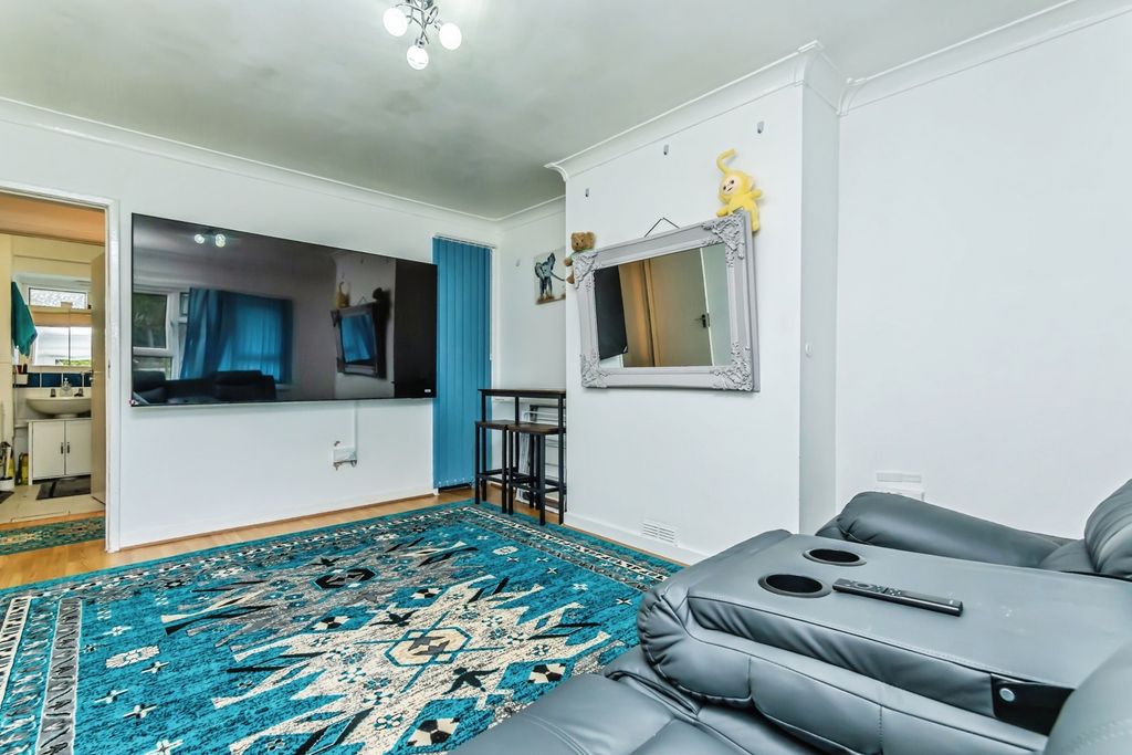 Property photo 3 of 11 Lounge