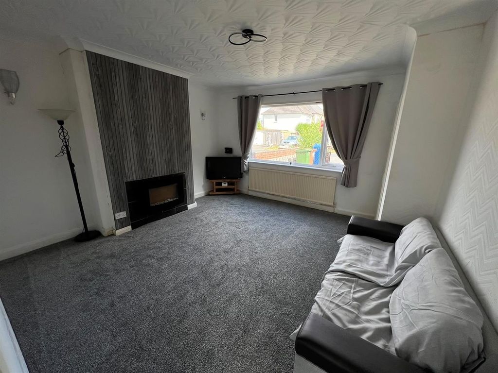 Property photo 3 of 13 Lounge